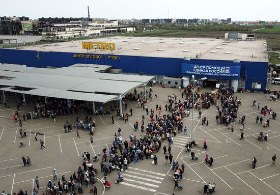 Центр гуманитарной помощи в ТЦ "Метро" в Мариуполе