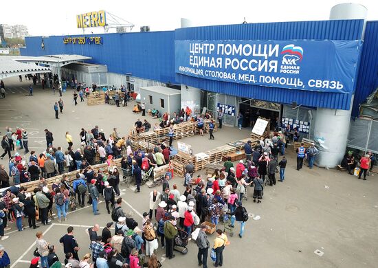 Центр гуманитарной помощи в ТЦ "Метро" в Мариуполе