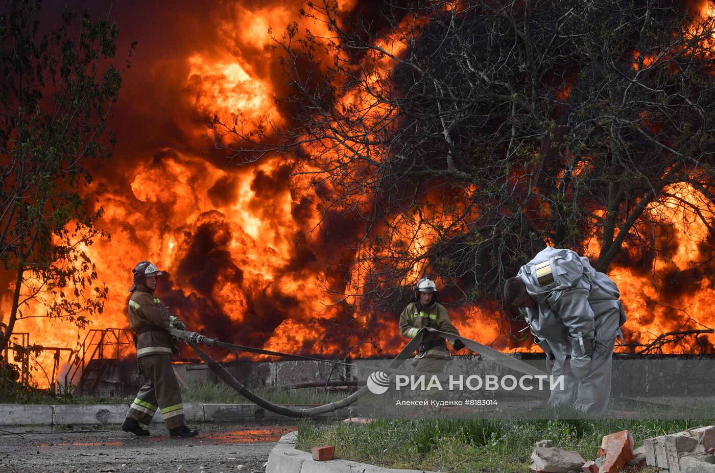 В Макеевке после обстрела ВСУ загорелась нефтебаза