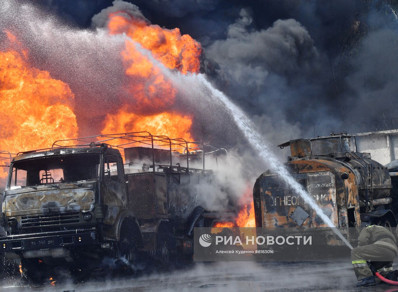 В Макеевке после обстрела ВСУ загорелась нефтебаза