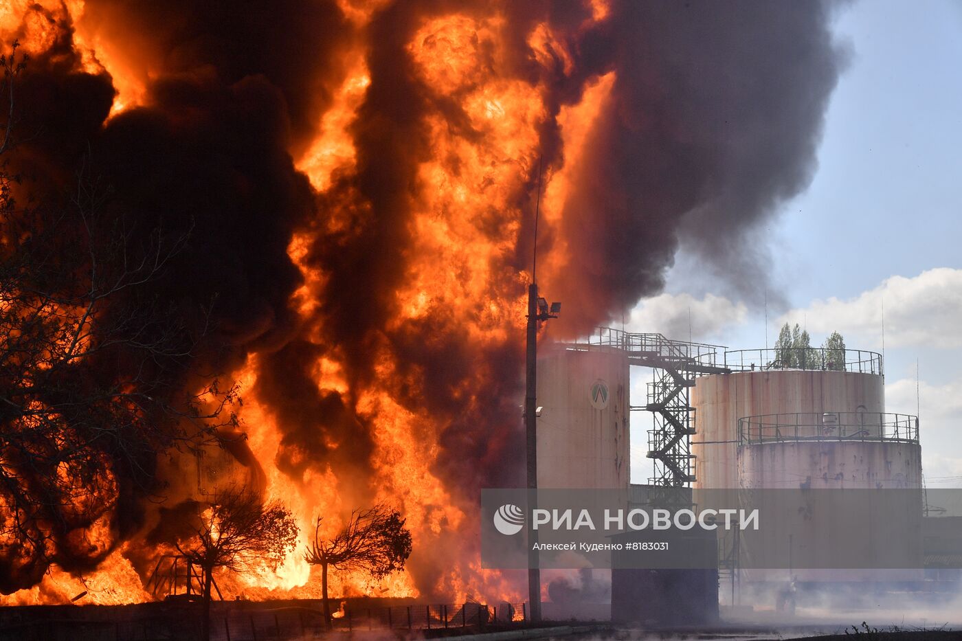 В Макеевке после обстрела ВСУ загорелась нефтебаза