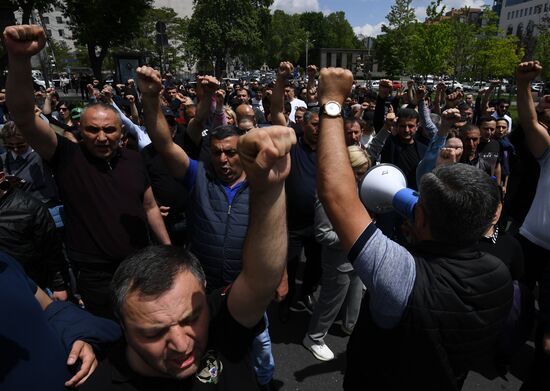 В Ереване продолжаются митинги оппозиции