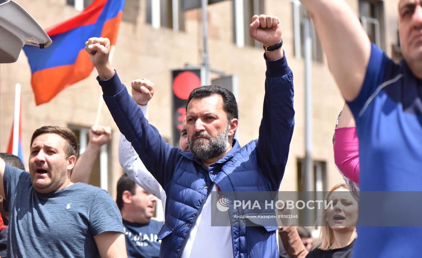 В Ереване продолжаются митинги оппозиции