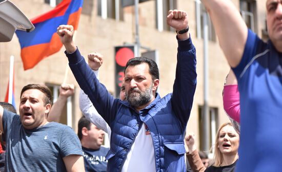 В Ереване продолжаются митинги оппозиции