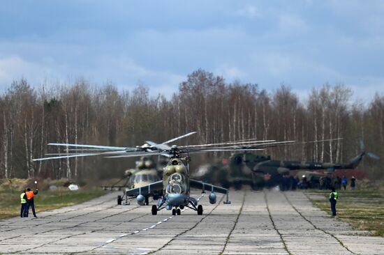 Подготовка к репетиции воздушной части парада Победы