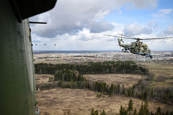 Подготовка к репетиции воздушной части парада Победы