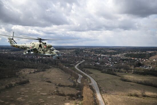 Подготовка к репетиции воздушной части парада Победы