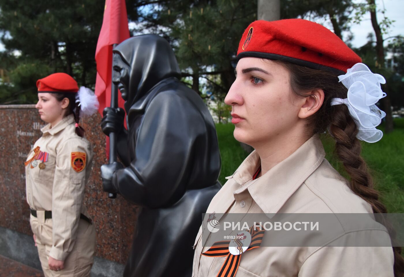 В Мариуполе открыли памятник украинской бабушке с советским флагом