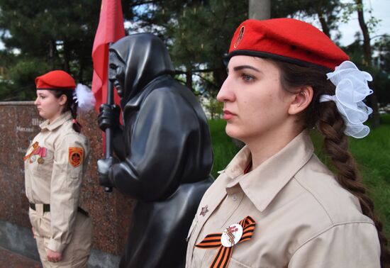 В Мариуполе открыли памятник украинской бабушке с советским флагом