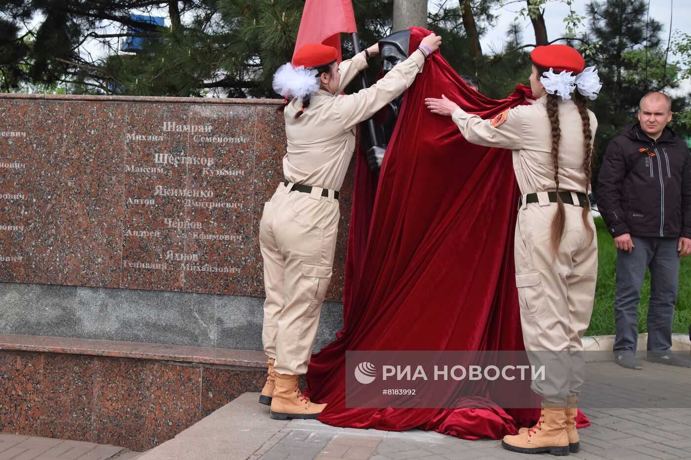 В Мариуполе открыли памятник украинской бабушке с советским флагом