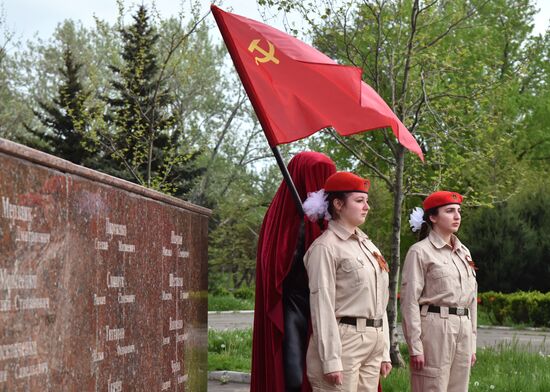 В Мариуполе открыли памятник украинской бабушке с советским флагом