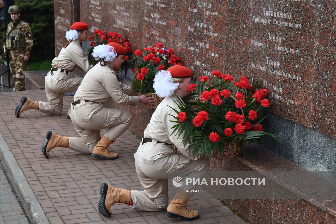 В Мариуполе открыли памятник украинской бабушке с советским флагом