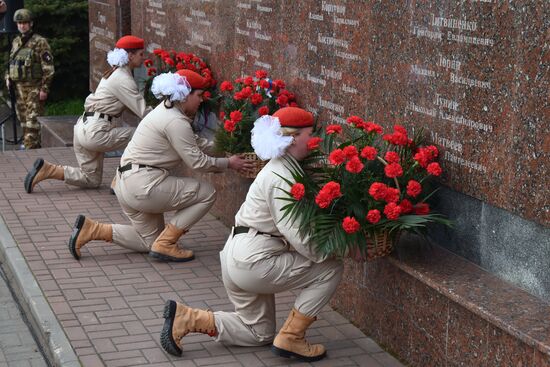 В Мариуполе открыли памятник украинской бабушке с советским флагом