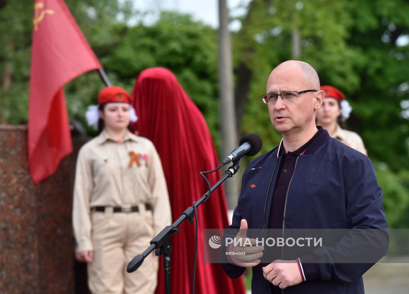 В Мариуполе открыли памятник украинской бабушке с советским флагом