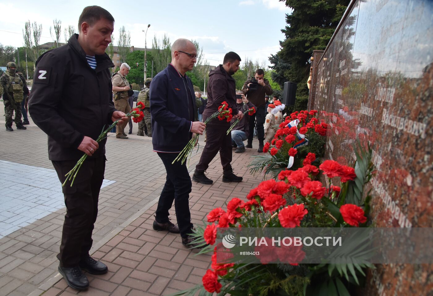 В Мариуполе открыли памятник украинской бабушке с советским флагом