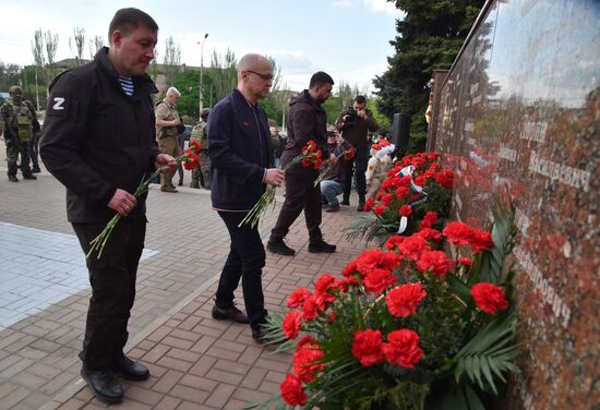 В Мариуполе открыли памятник украинской бабушке с советским флагом