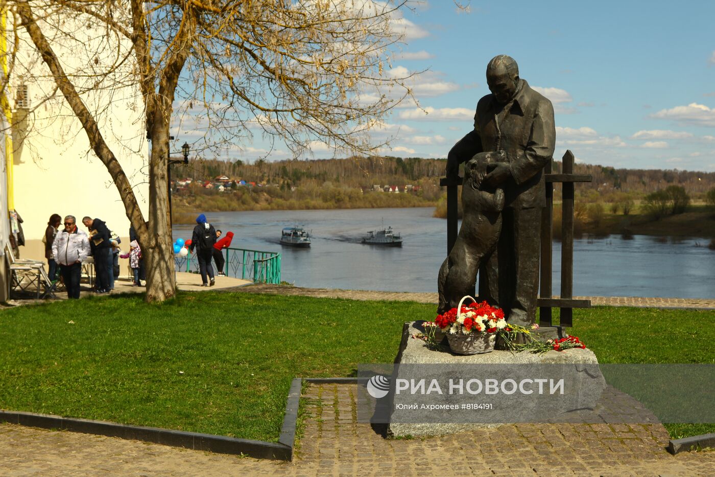 Памятник  писателю К. Паустовскому в Тарусе
