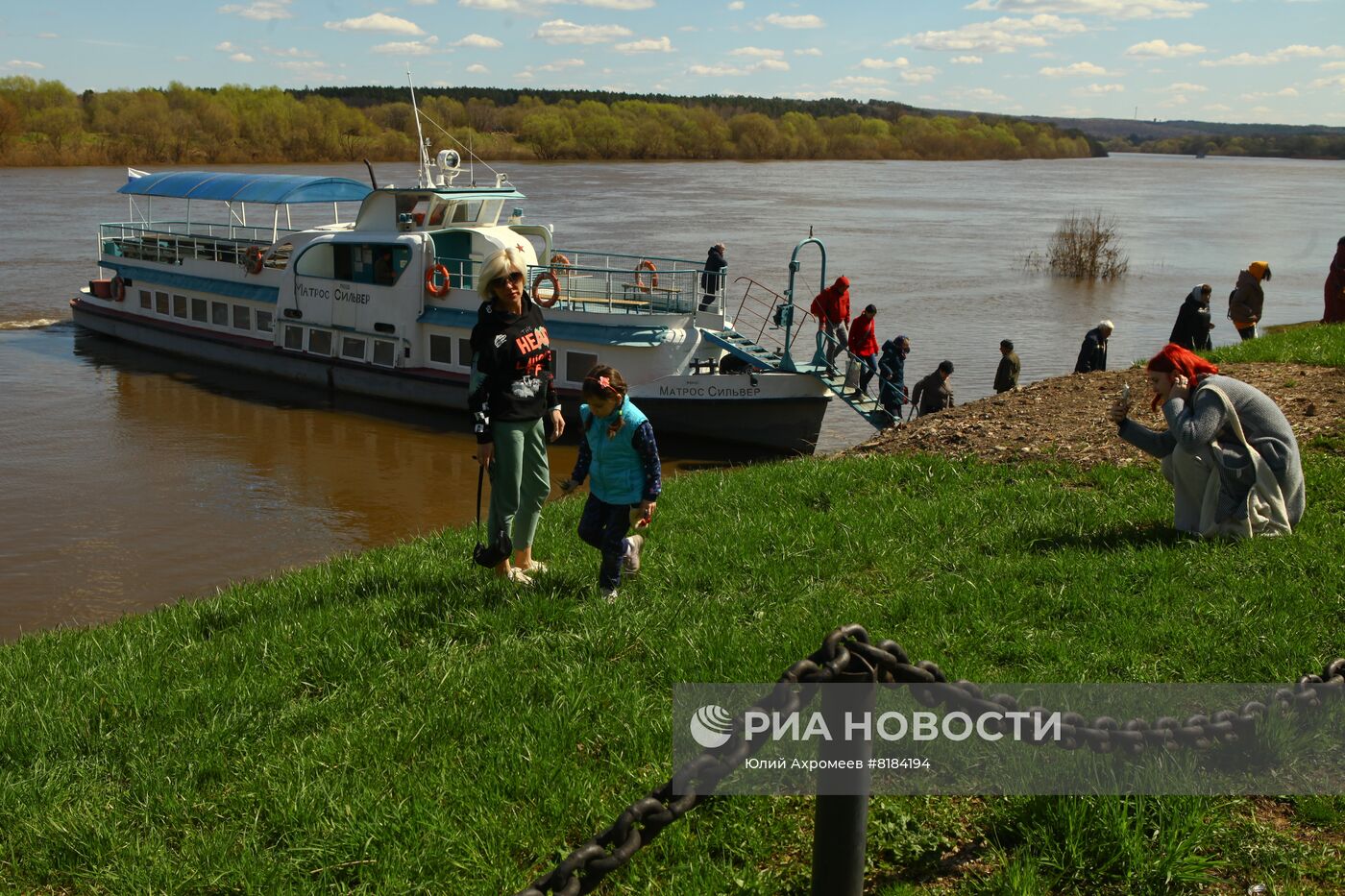 Теплоход "Матрос Сильвер" на реке Оке в Тарусе