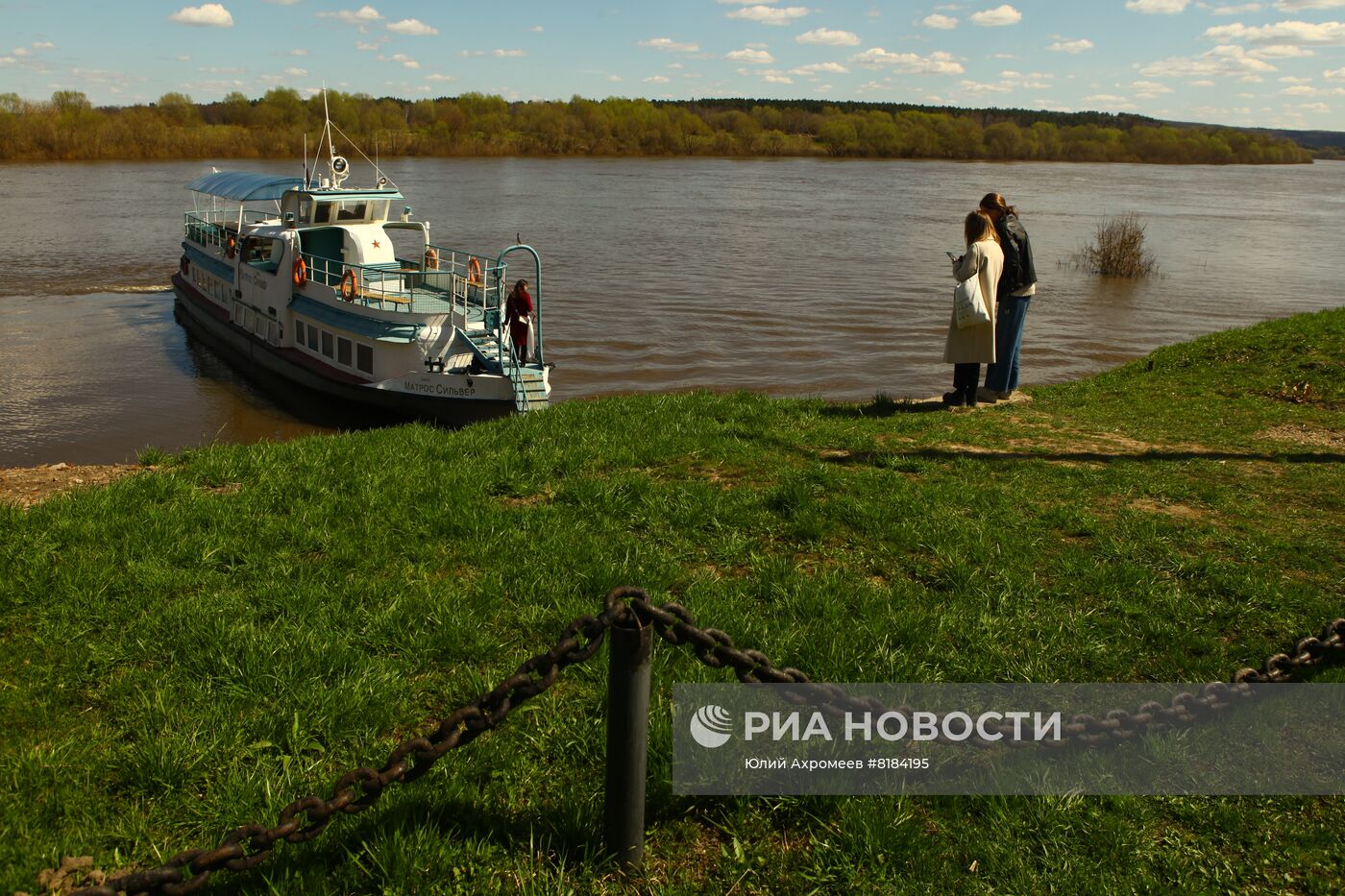 Теплоход "Матрос Сильвер" на реке Оке в Тарусе