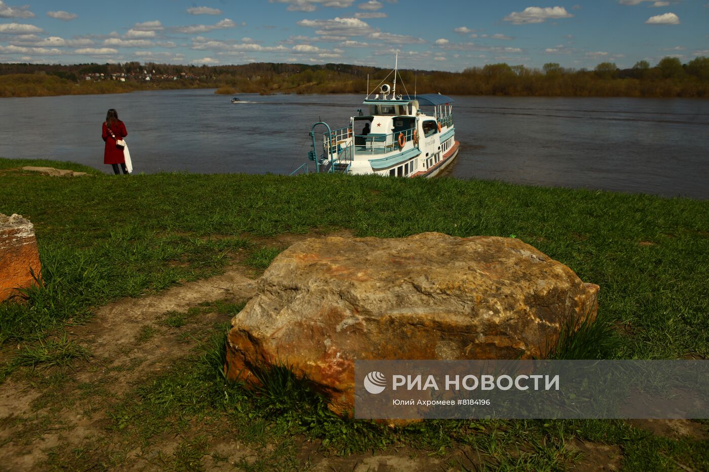 Теплоход "Матрос Сильвер" на реке Оке в Тарусе