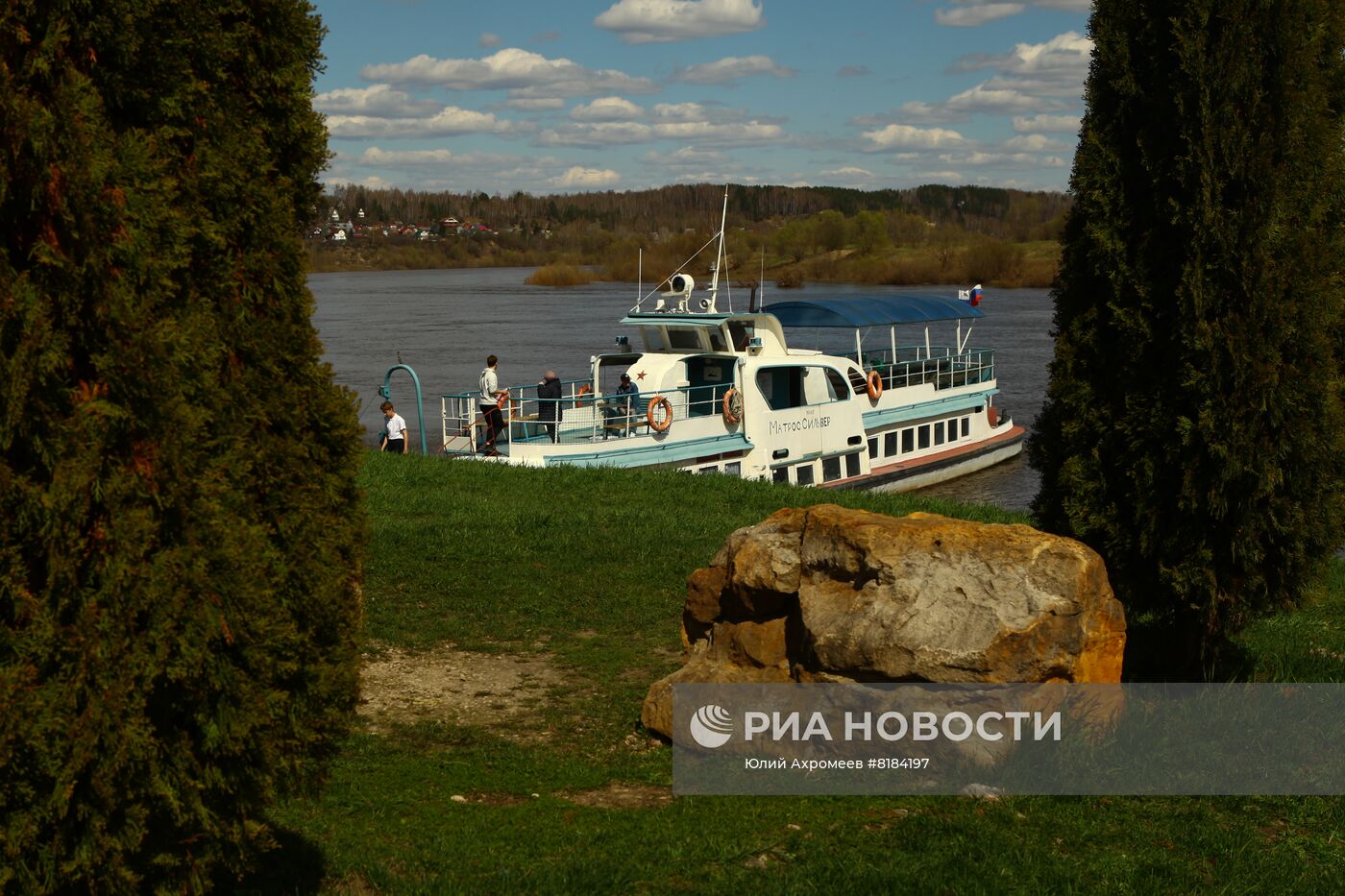 Теплоход "Матрос Сильвер" на реке Оке в Тарусе
