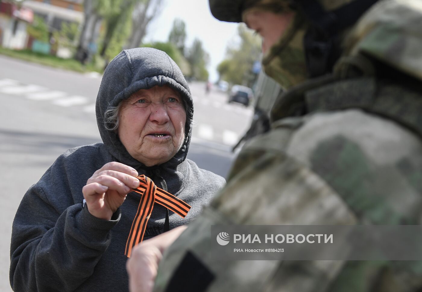Раздача георгиевских ленточек в Херсонской области