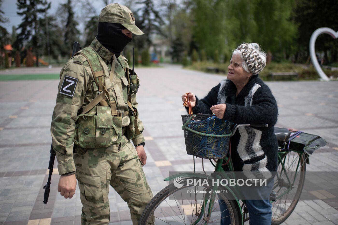 Раздача георгиевских ленточек в Херсонской области