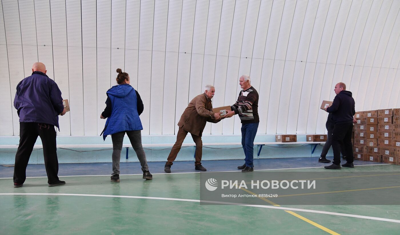 Гумпомощь из России выдают нуждающимся в Волчанске в Харьковской области