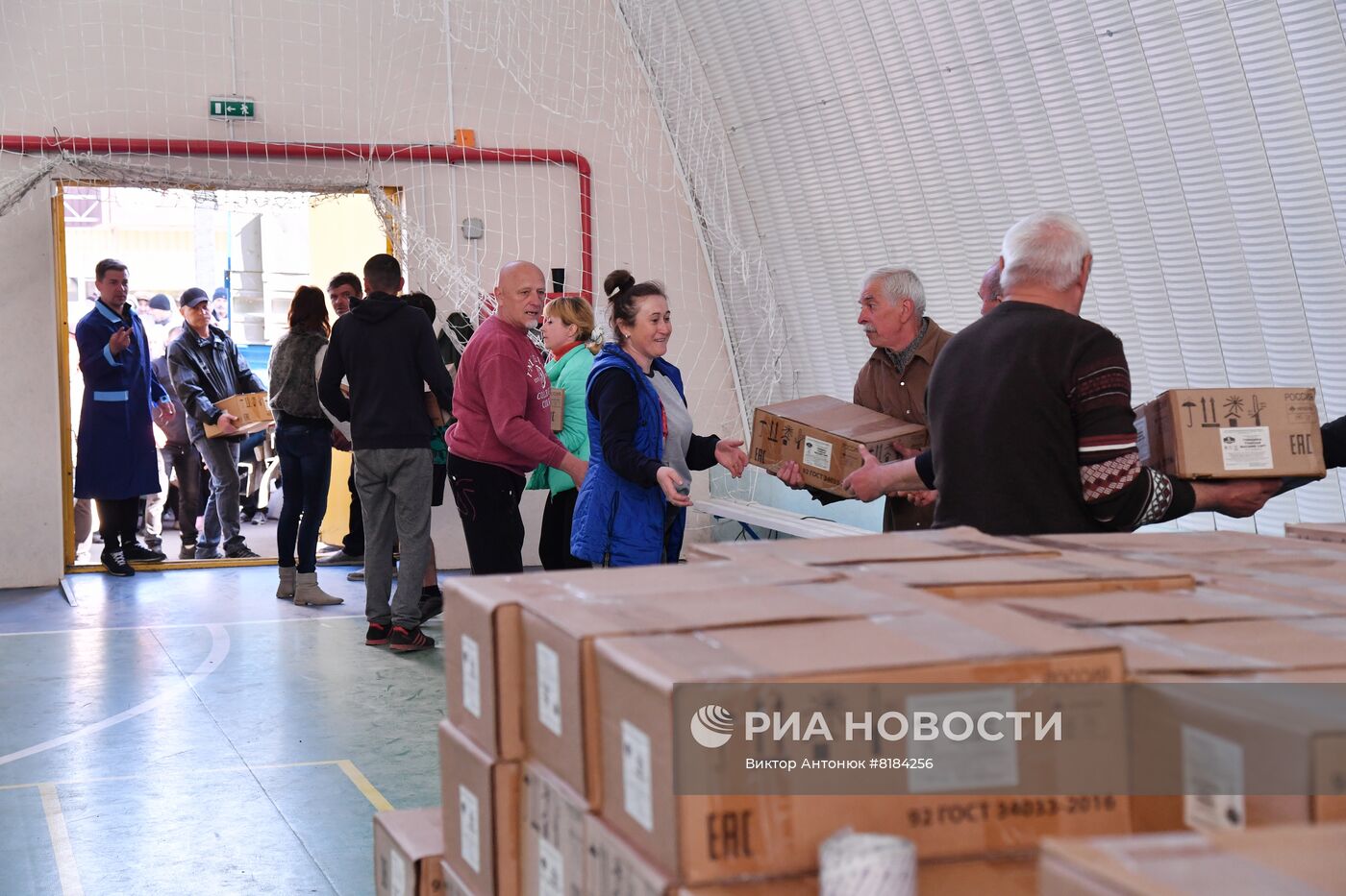 Гумпомощь из России выдают нуждающимся в Волчанске в Харьковской области