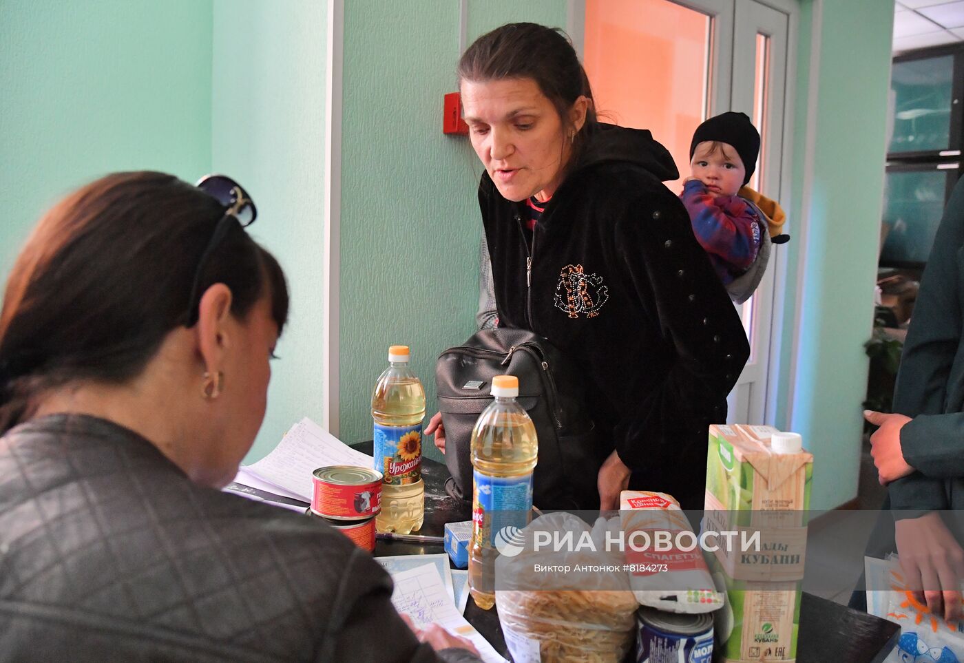 Гумпомощь из России выдают нуждающимся в Волчанске в Харьковской области