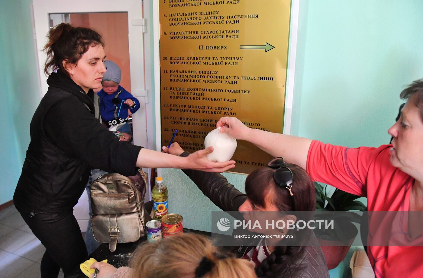 Гумпомощь из России выдают нуждающимся в Волчанске в Харьковской области