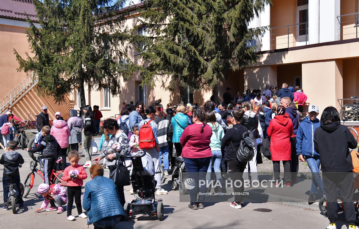 Гумпомощь из России выдают нуждающимся в Волчанске в Харьковской области