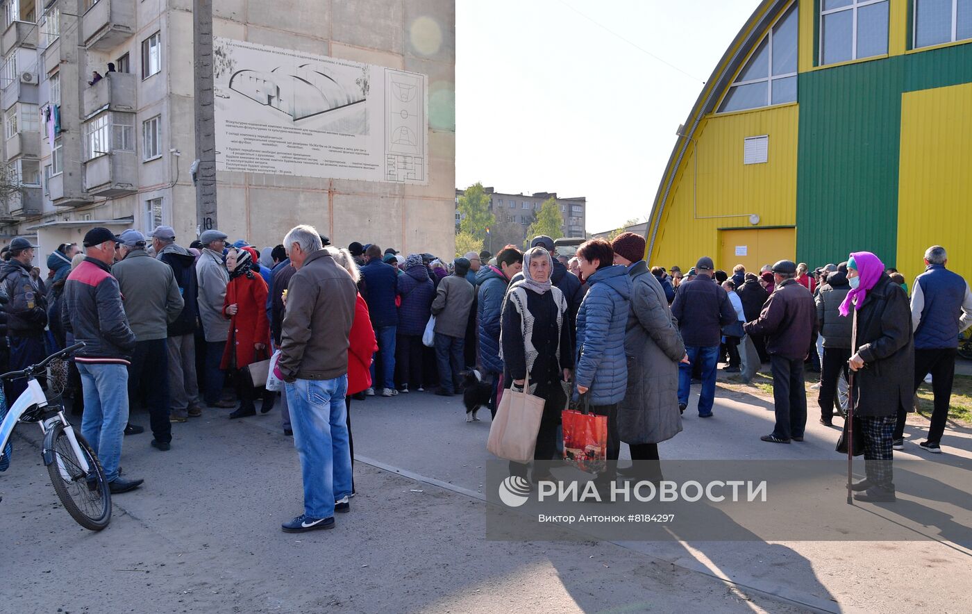 Гумпомощь из России выдают нуждающимся в Волчанске в Харьковской области