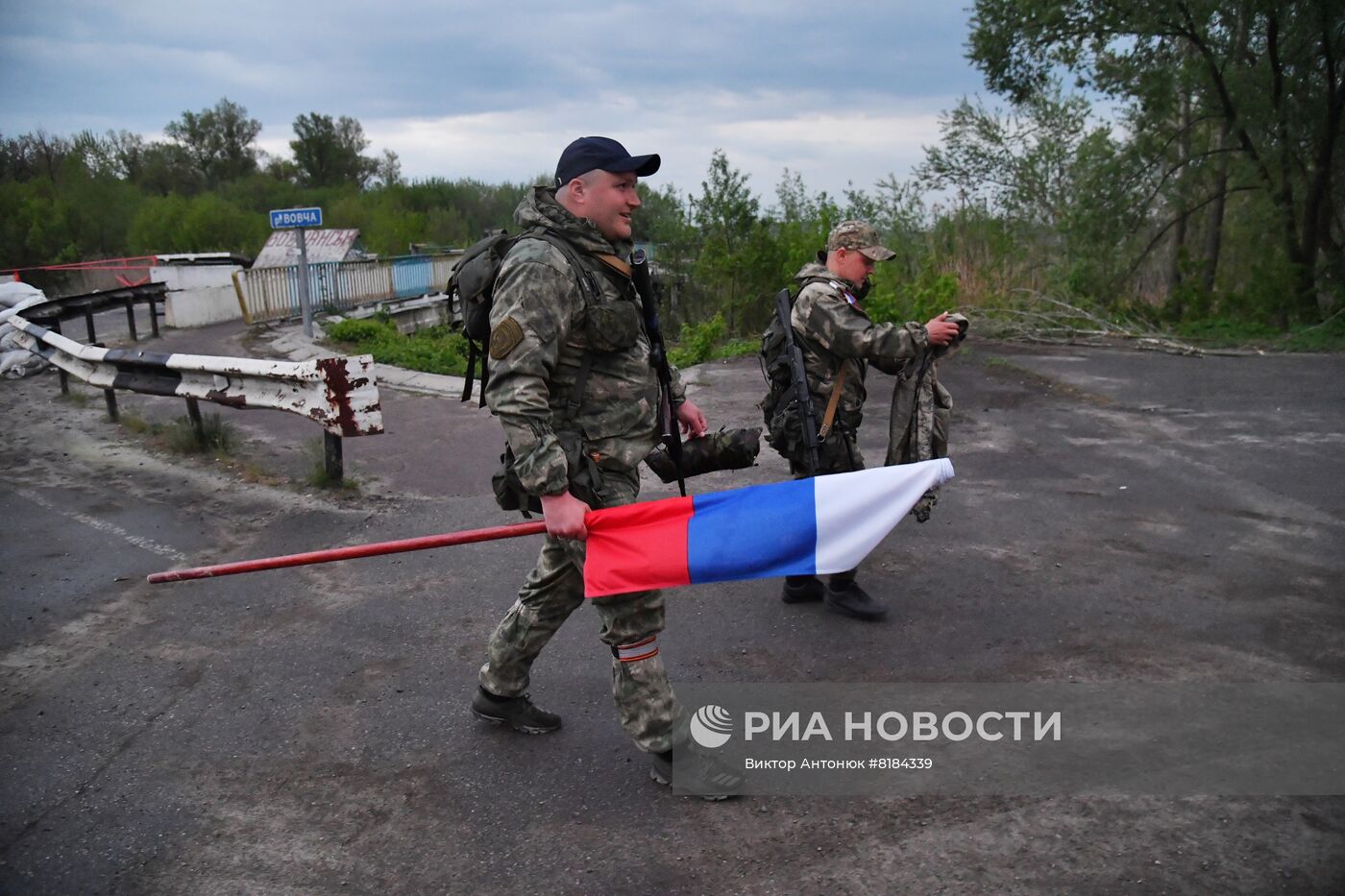 Бойцы МВД ЛНР несут службу на блокпосту в Волчанске Харьковской области