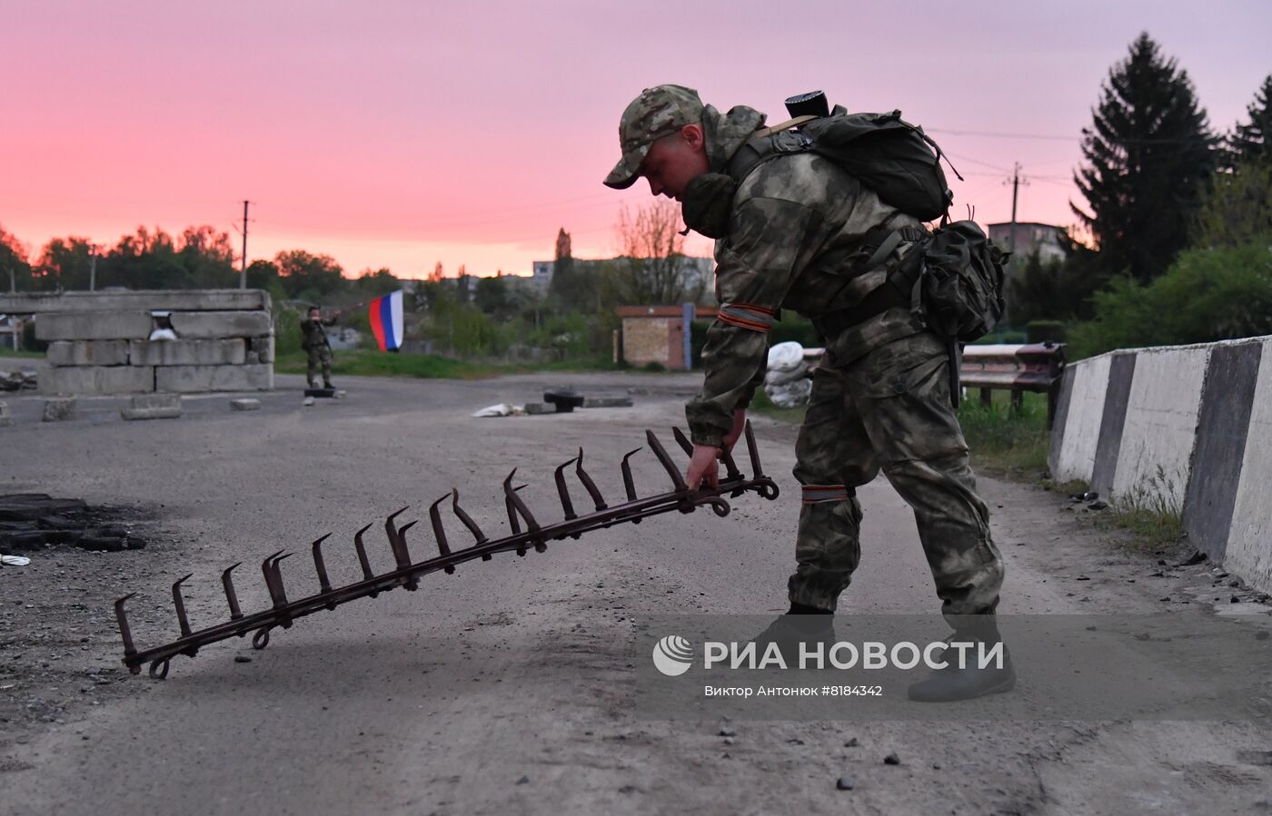 Бойцы МВД ЛНР несут службу на блокпосту в Волчанске Харьковской области