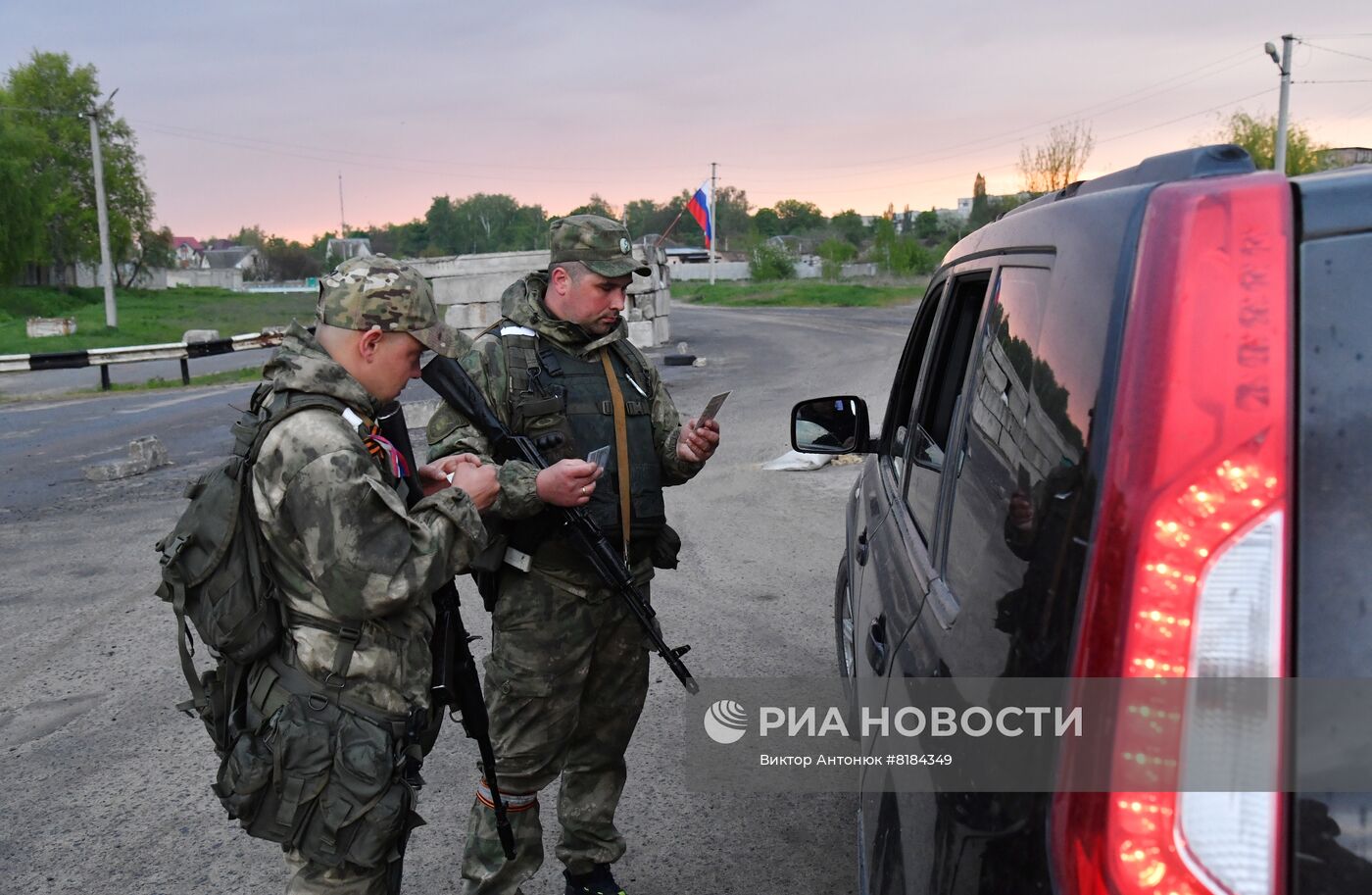 Бойцы МВД ЛНР несут службу на блокпосту в Волчанске Харьковской области