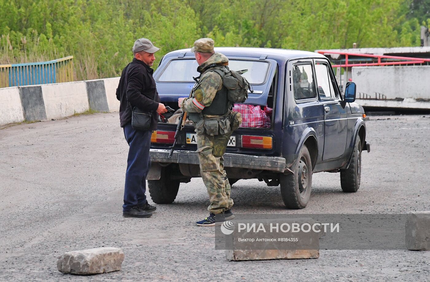 Бойцы МВД ЛНР несут службу на блокпосту в Волчанске Харьковской области