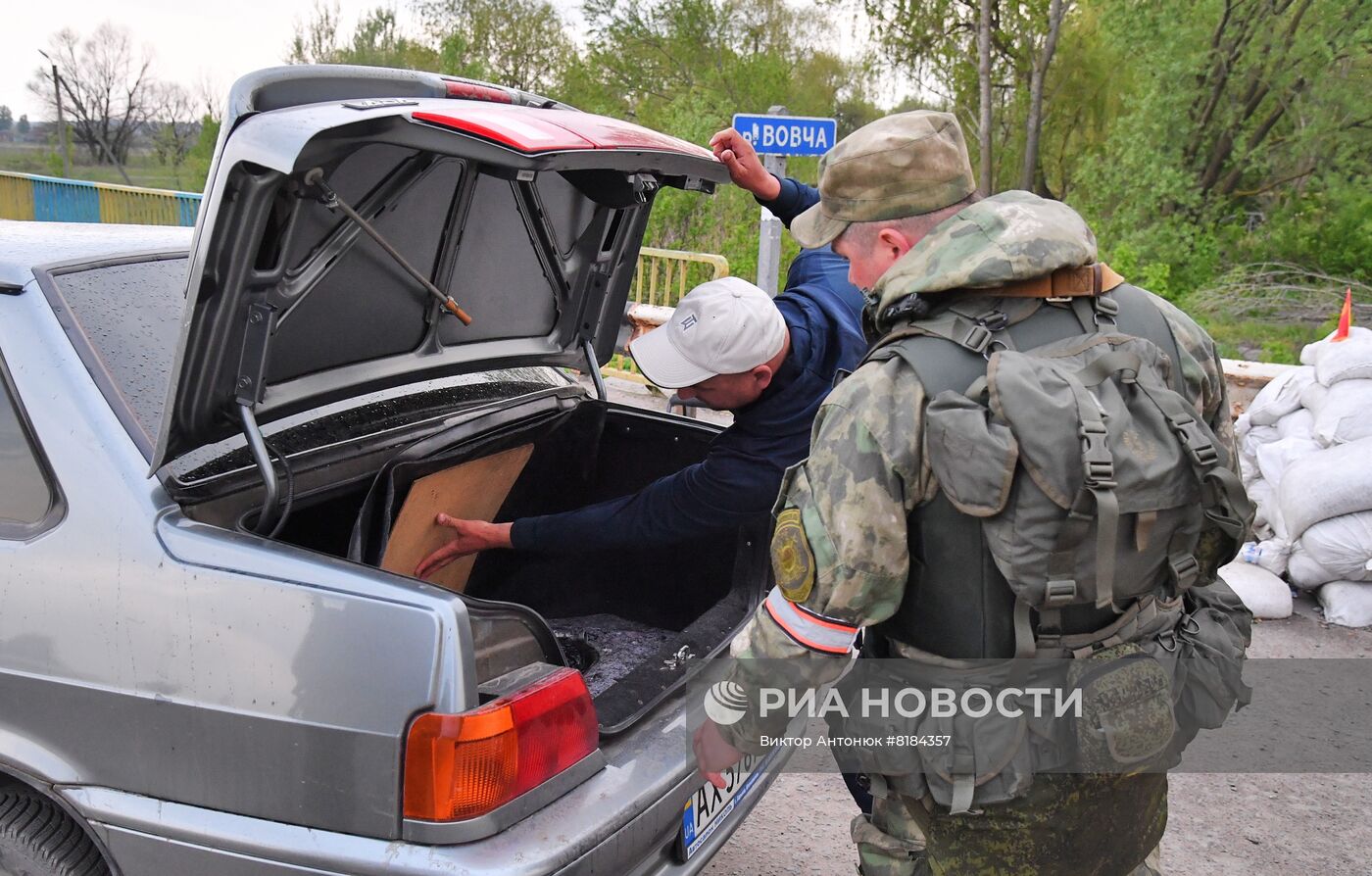 Бойцы МВД ЛНР несут службу на блокпосту в Волчанске Харьковской области