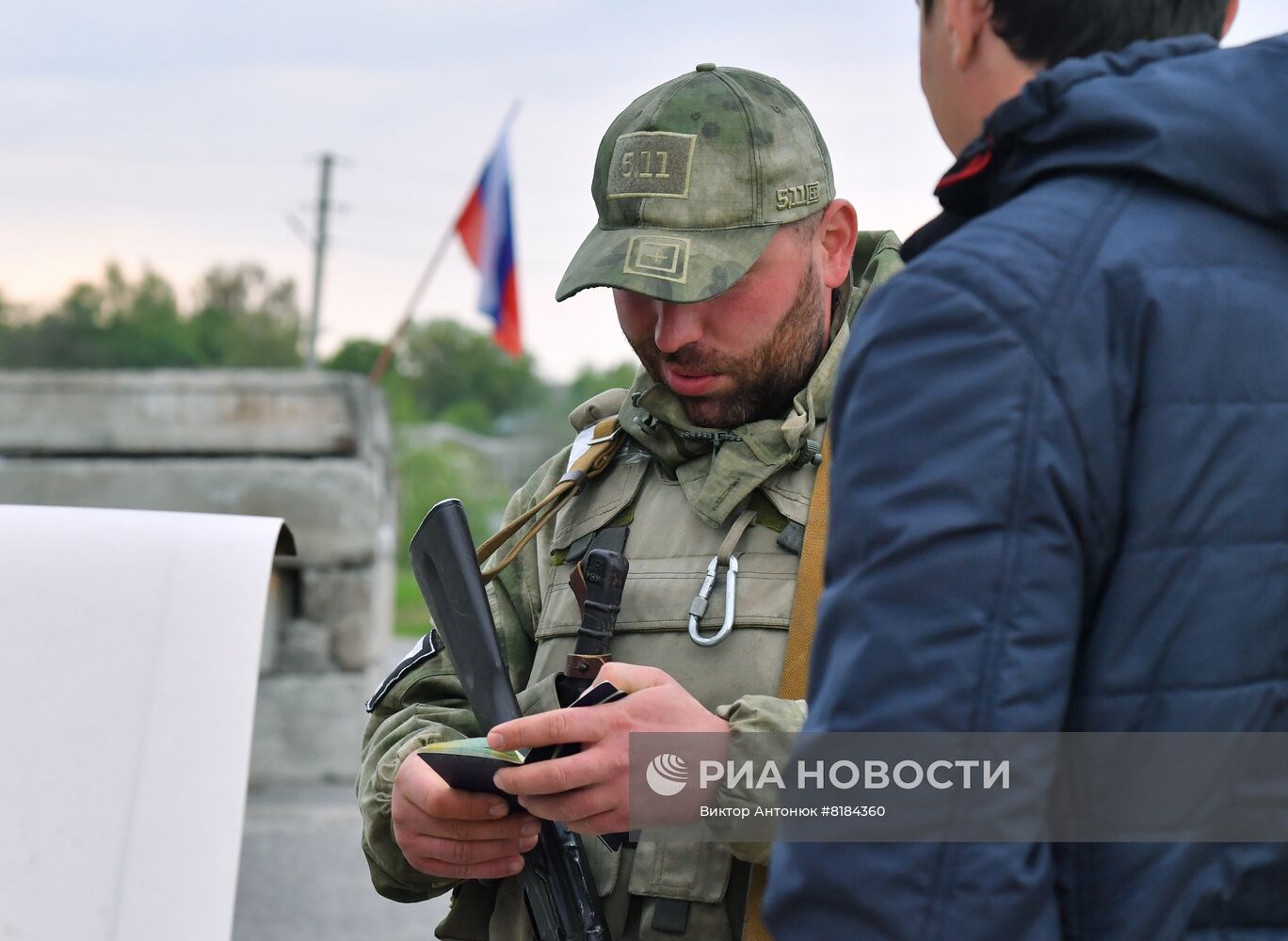 Бойцы МВД ЛНР несут службу на блокпосту в Волчанске Харьковской области