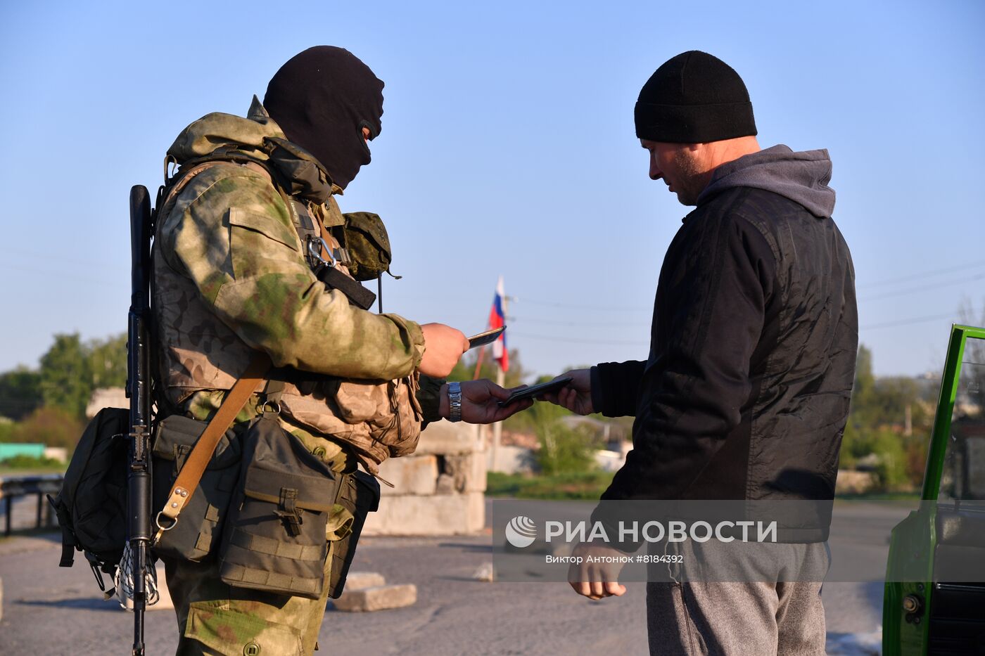 Бойцы МВД ЛНР несут службу на блокпосту в Волчанске Харьковской области