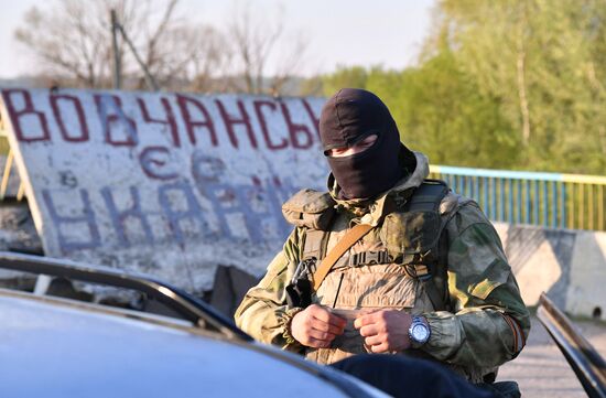 Бойцы МВД ЛНР несут службу на блокпосту в Волчанске Харьковской области