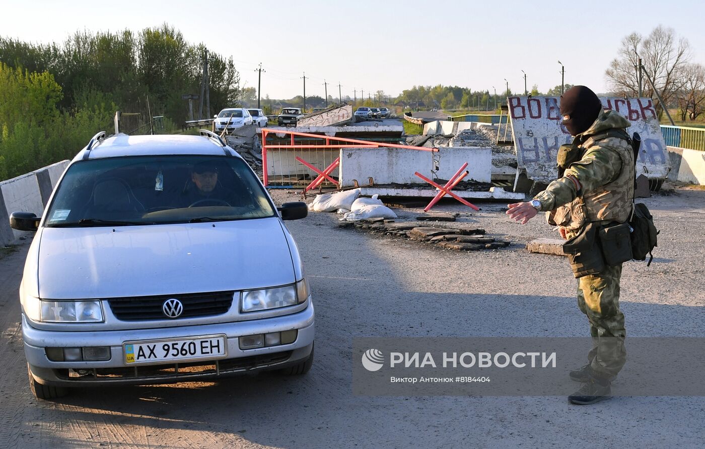 Бойцы МВД ЛНР несут службу на блокпосту в Волчанске Харьковской области