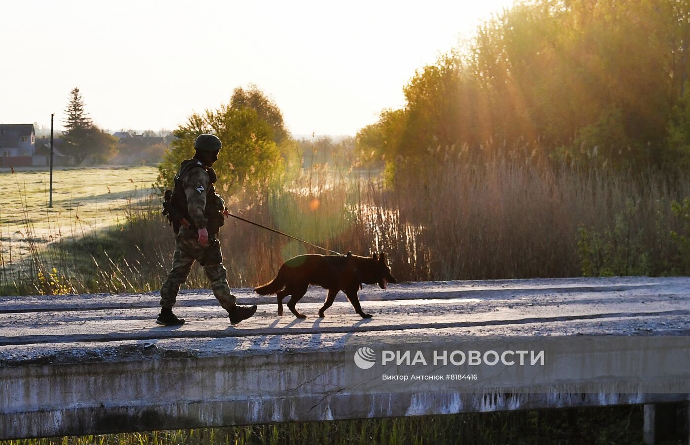 Бойцы МВД ЛНР несут службу на блокпосту в Волчанске Харьковской области