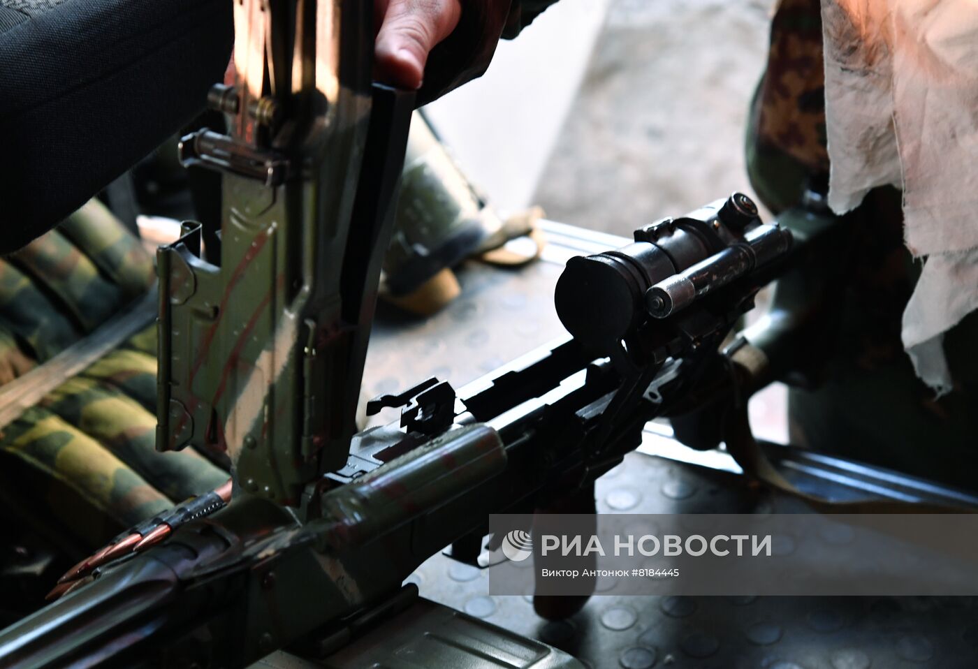Чистка оружия бойцами снайперского взвода МВД ЛНР