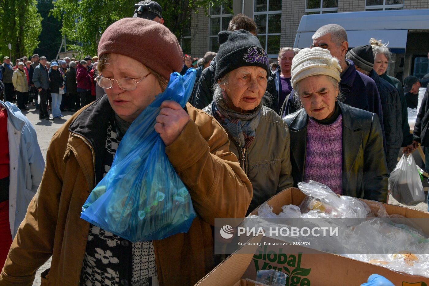 Раздача гуманитарной помощи в Рубежном