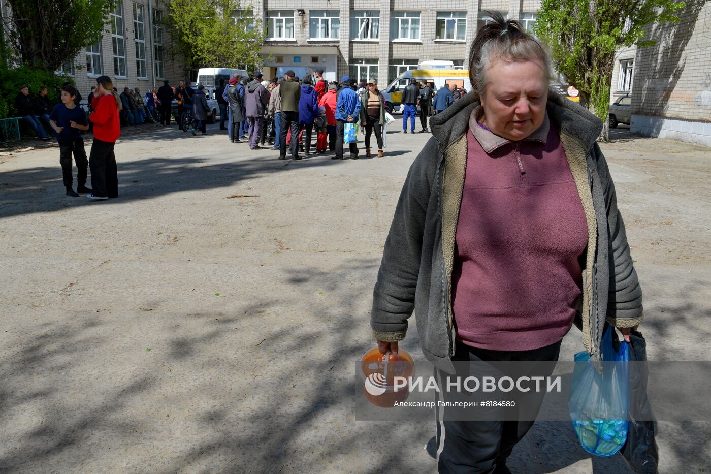 Раздача гуманитарной помощи в Рубежном