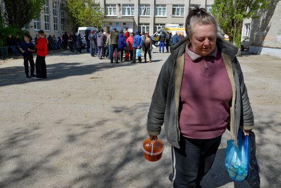 Раздача гуманитарной помощи в Рубежном