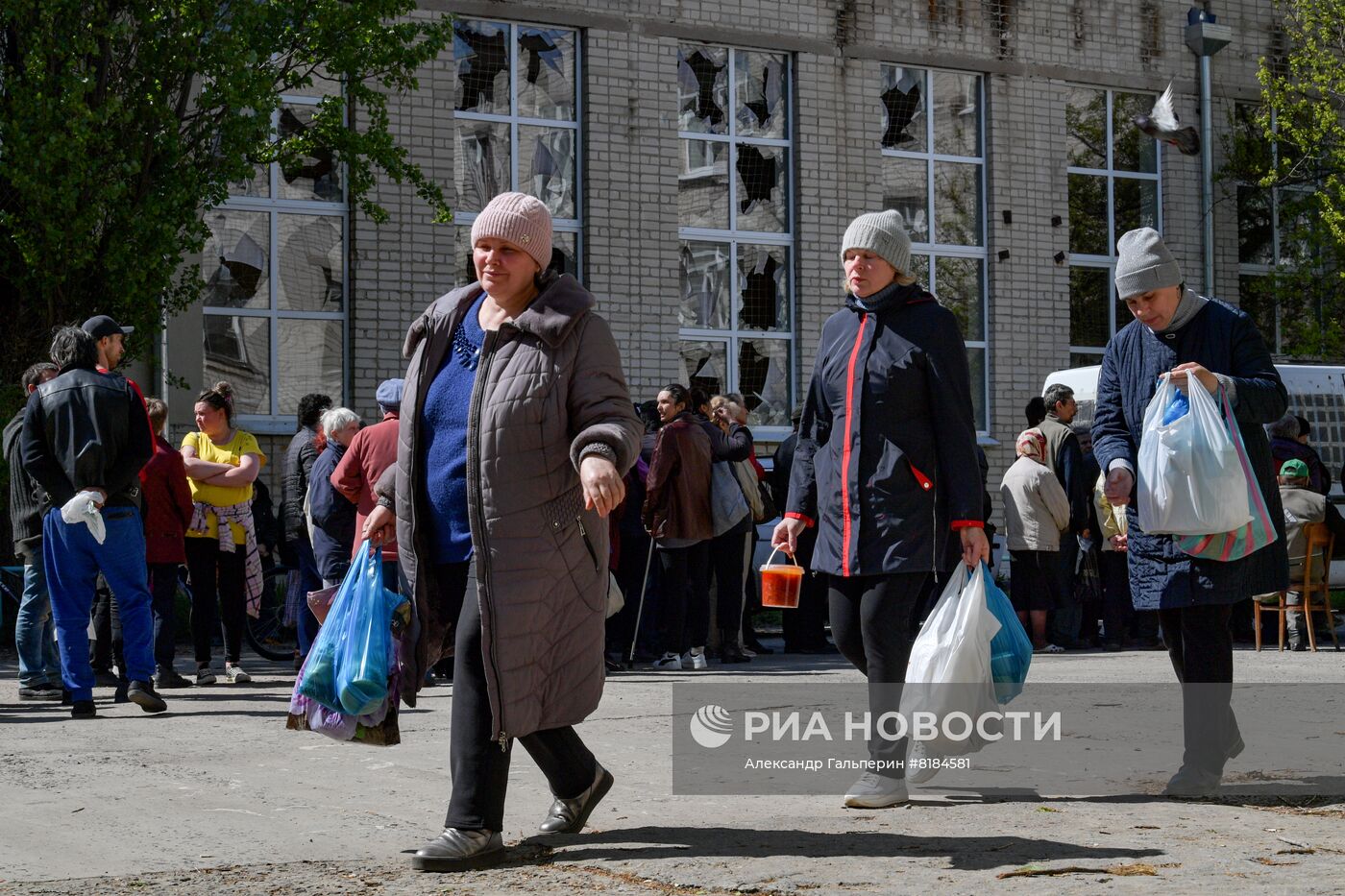 Раздача гуманитарной помощи в Рубежном