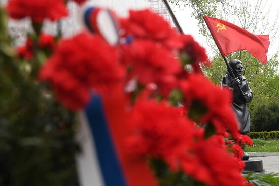 В Мариуполе открыли памятник украинской бабушке с советским флагом