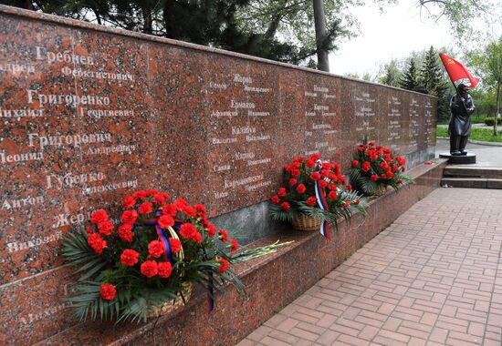 В Мариуполе открыли памятник украинской бабушке с советским флагом